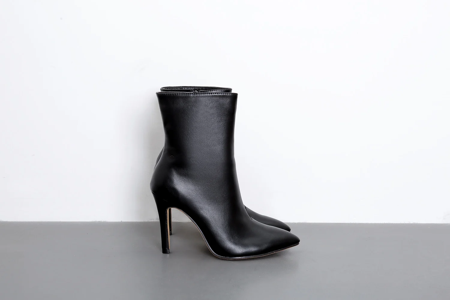 NIUFUNI/Модные ботильоны; пикантные женские туфли-лодочки на высоком каблуке с острым носком; модные ботинки из искусственной кожи; осень года; женская обувь; Цвет черный, белый
