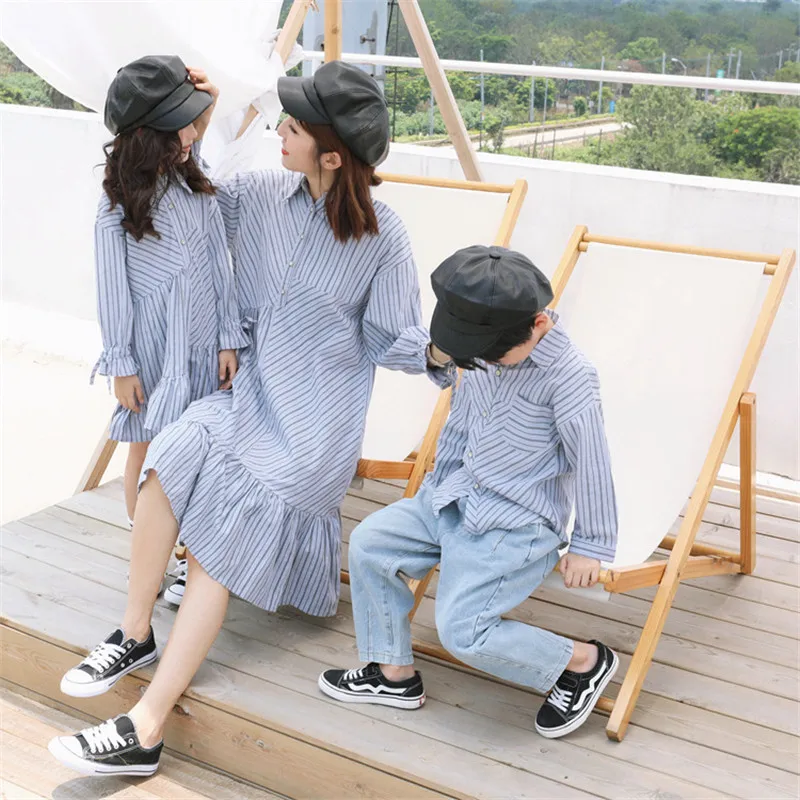 Одинаковая одежда для семьи Полосатое платье-рубашка из 100% хлопка для мамы и сына и дочки платье с длинными рукавами для мамы и дочки