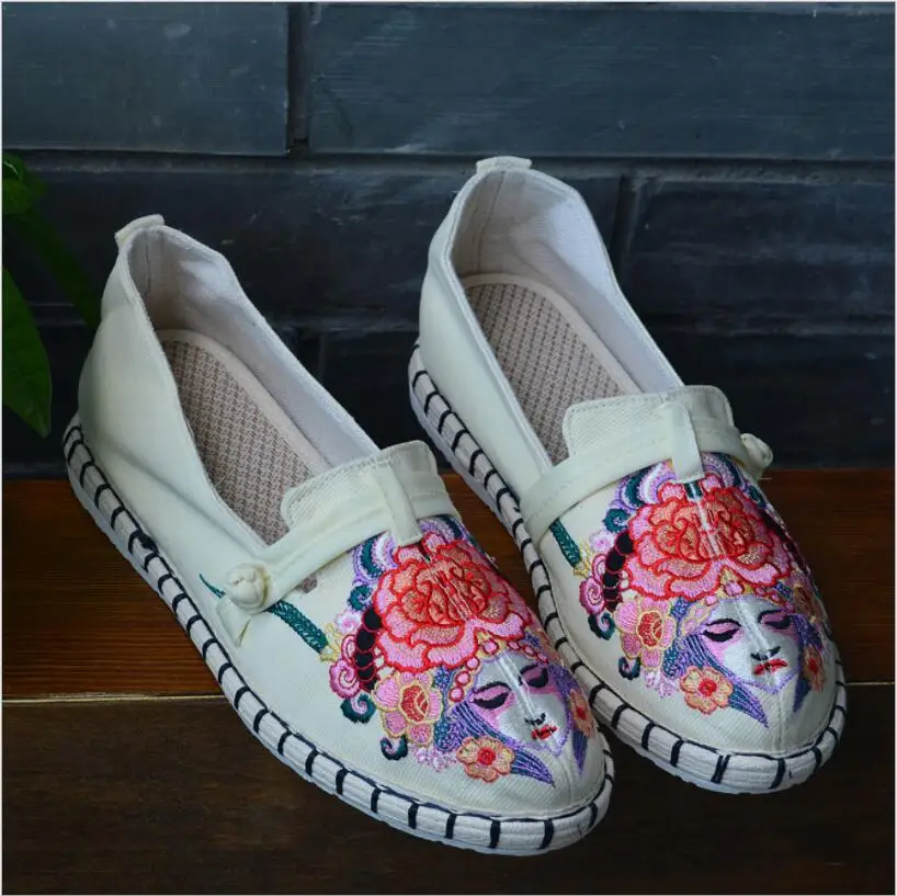 

Yunnan Ethnic facial makeup embroidered cloth shoes pointed beauty inside heightening single shoes comfortable soft sole shoes