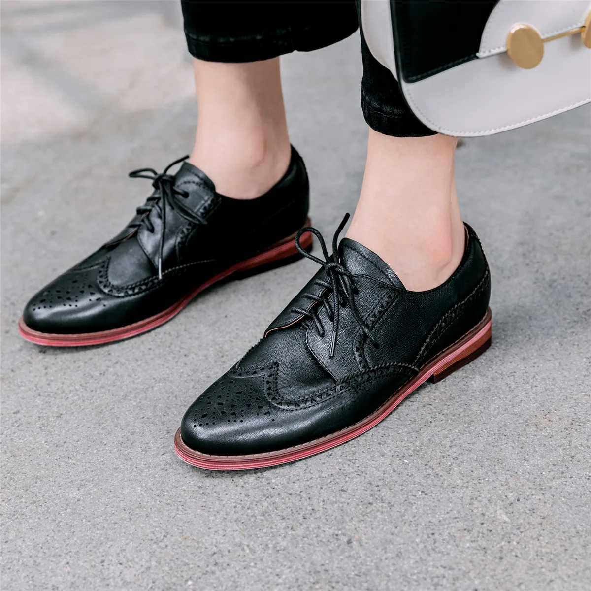Женские туфли-оксфорды из натуральной кожи на плоской подошве со шнуровкой; женские мягкие удобные броги в британском стиле; Повседневная Винтажная обувь в стиле ретро - Цвет: black