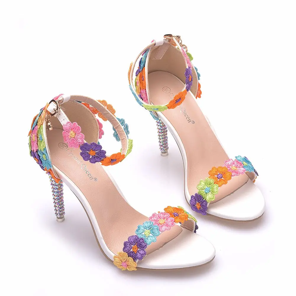 Очаровательные белые кружевные туфли-лодочки с цветочным узором; Свадебная обувь; женские босоножки на высоком каблуке с открытым носком и ремешком на лодыжке; Каблук 9 см
