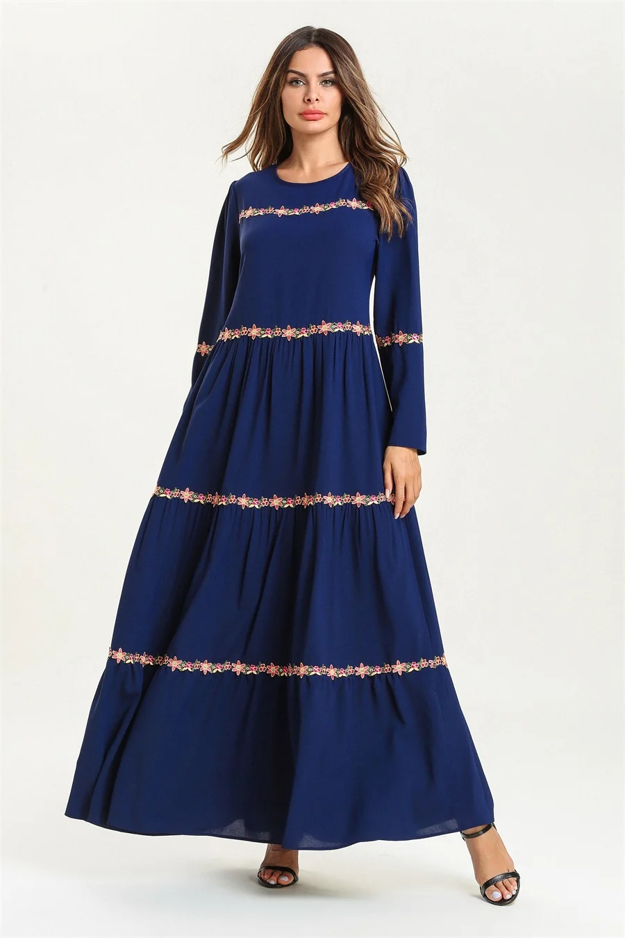 Элегантное Длинное Платье для мамы и дочки; повседневные мусульманские одинаковые комплекты для семьи; платья с длинными рукавами; синие осенние платья с цветочной вышивкой
