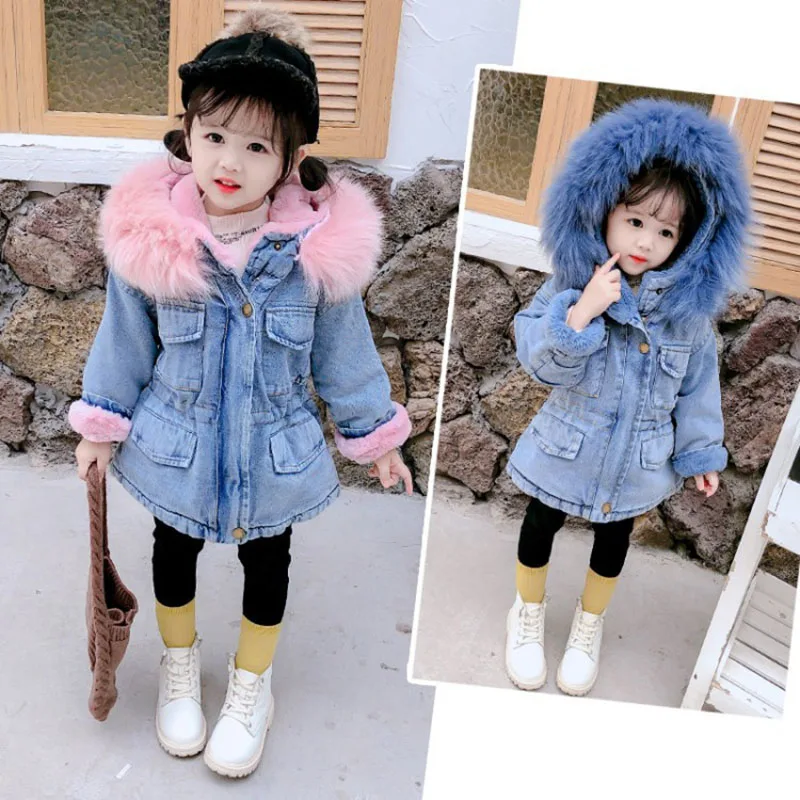 Коллекция года, зимние куртки для маленьких девочек утепленные вельветовые Теплые джинсовые пальто с меховым капюшоном, пальто с воротником, детские парки для детей возрастом от 2 до 6 лет