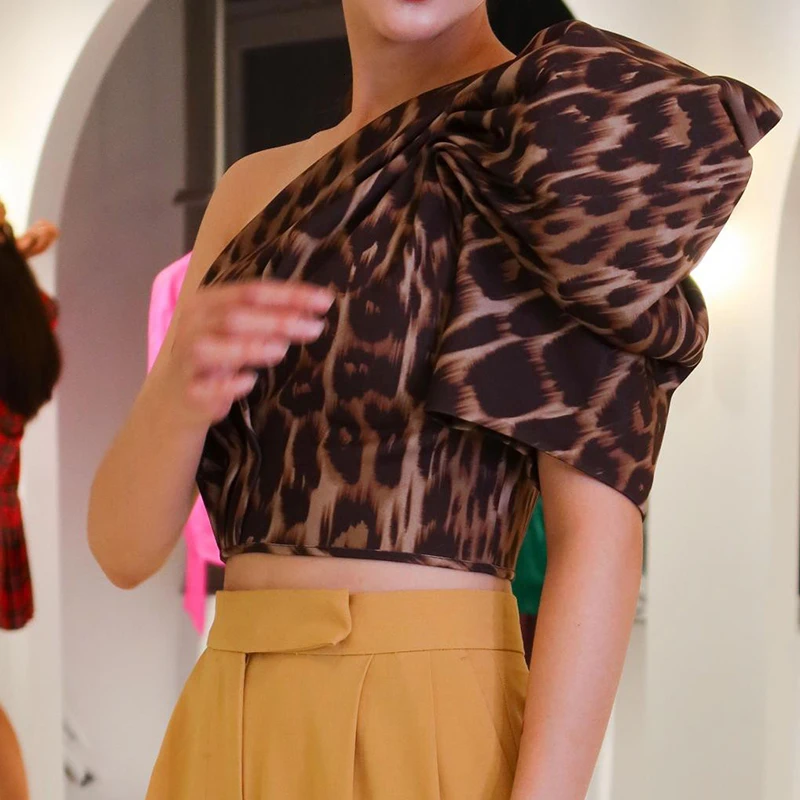 TWOTWINSTYLE, винтажная леопардовая блузка для женщин, косой воротник, с пышными рукавами, туника, с рюшами, неровные, женские рубашки, мода, одежда