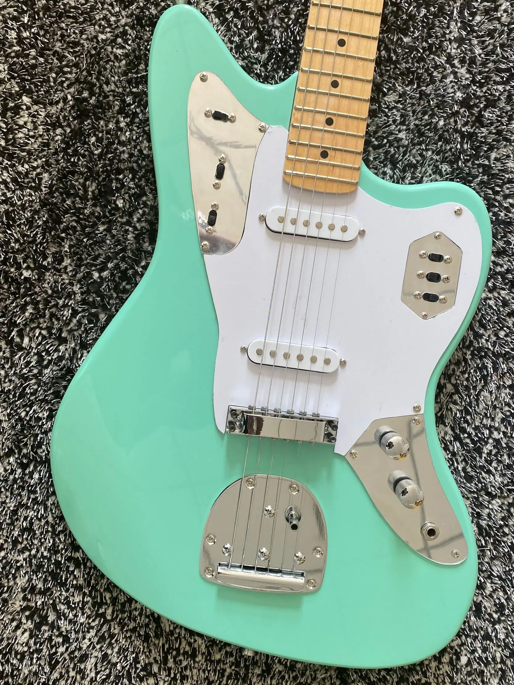 New factory direct selling 6-string leopard electric guitar alder body maple neck can be customized | Спорт и развлечения