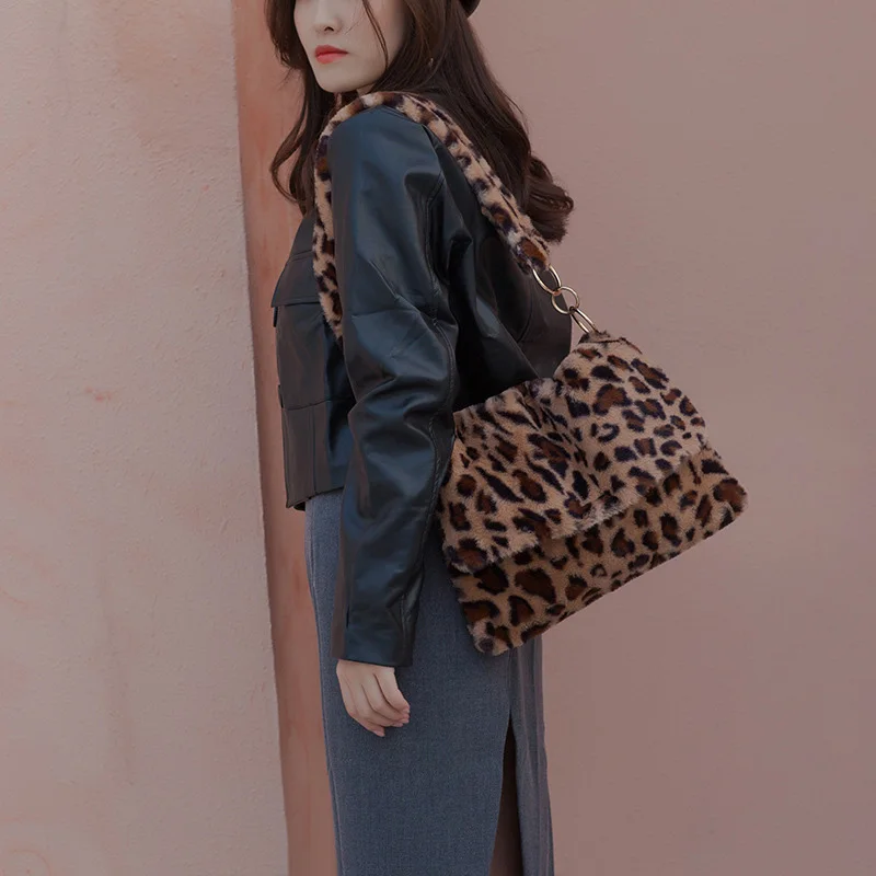 

Trendy Leopard Print Crossbody Handbag Women Plush Soft Casual Shoulder Bags Female Shopping Totes Bag 2020 Winter Warm Clutch