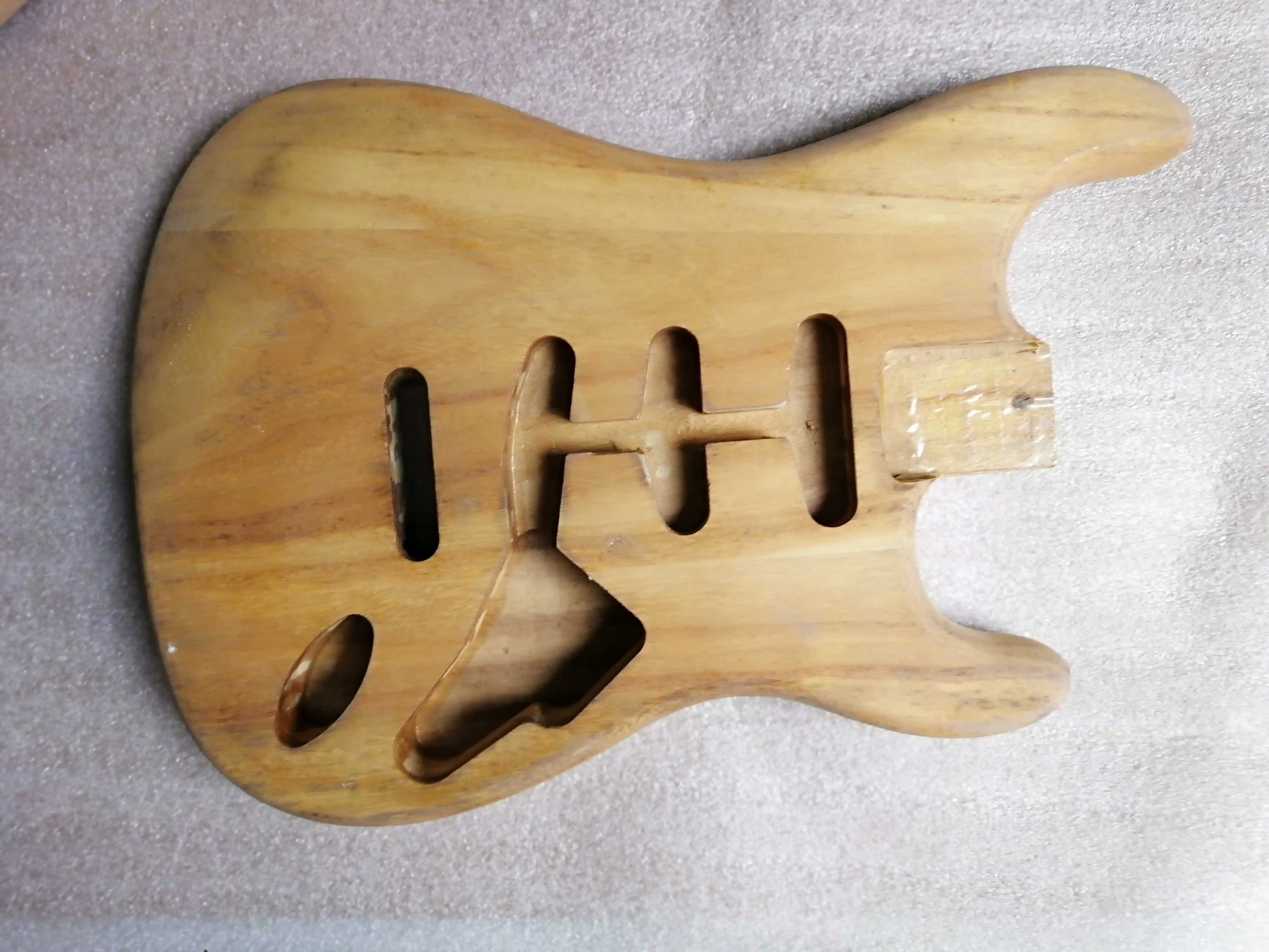 Paulownia wood ST был распылен лаковым корпусом
