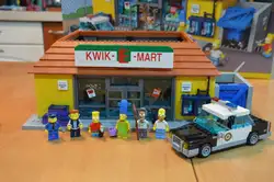 В наличии 16004 2232 шт. серия фильмов Kwik-E-Mart строительные блоки кирпичи детские игрушки Рождественский совместимый подарок с 71016