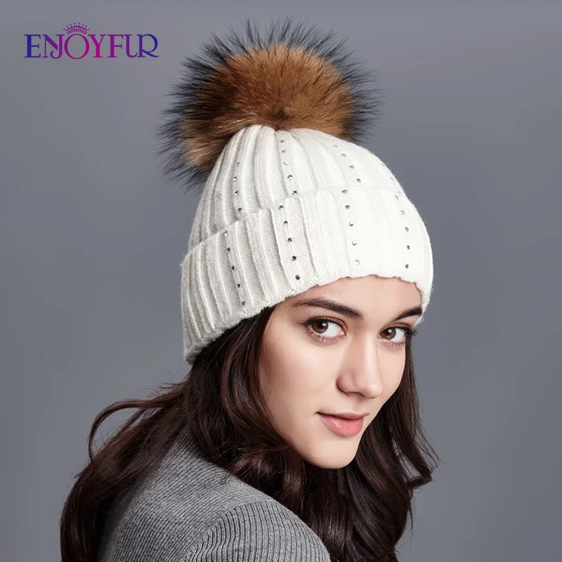 Enjoyfur Мода енота Мех Pom Hat Женский Кашемир Для женщин зимние Шапки с Стразы указал