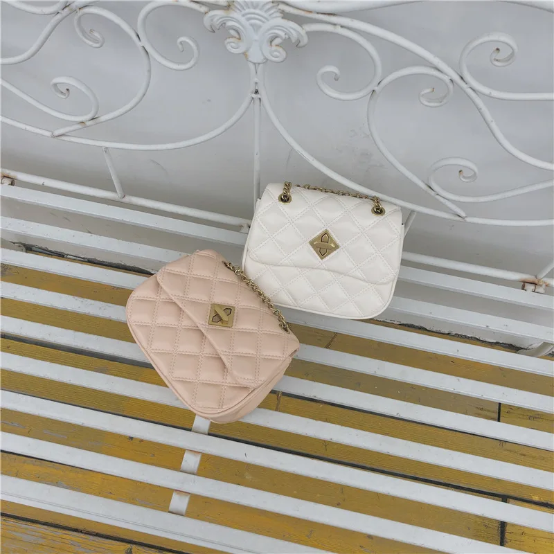 

In Summer 2019, The Woman Is Equipped with A Single Shoulder Chain of The New Linger Bag.