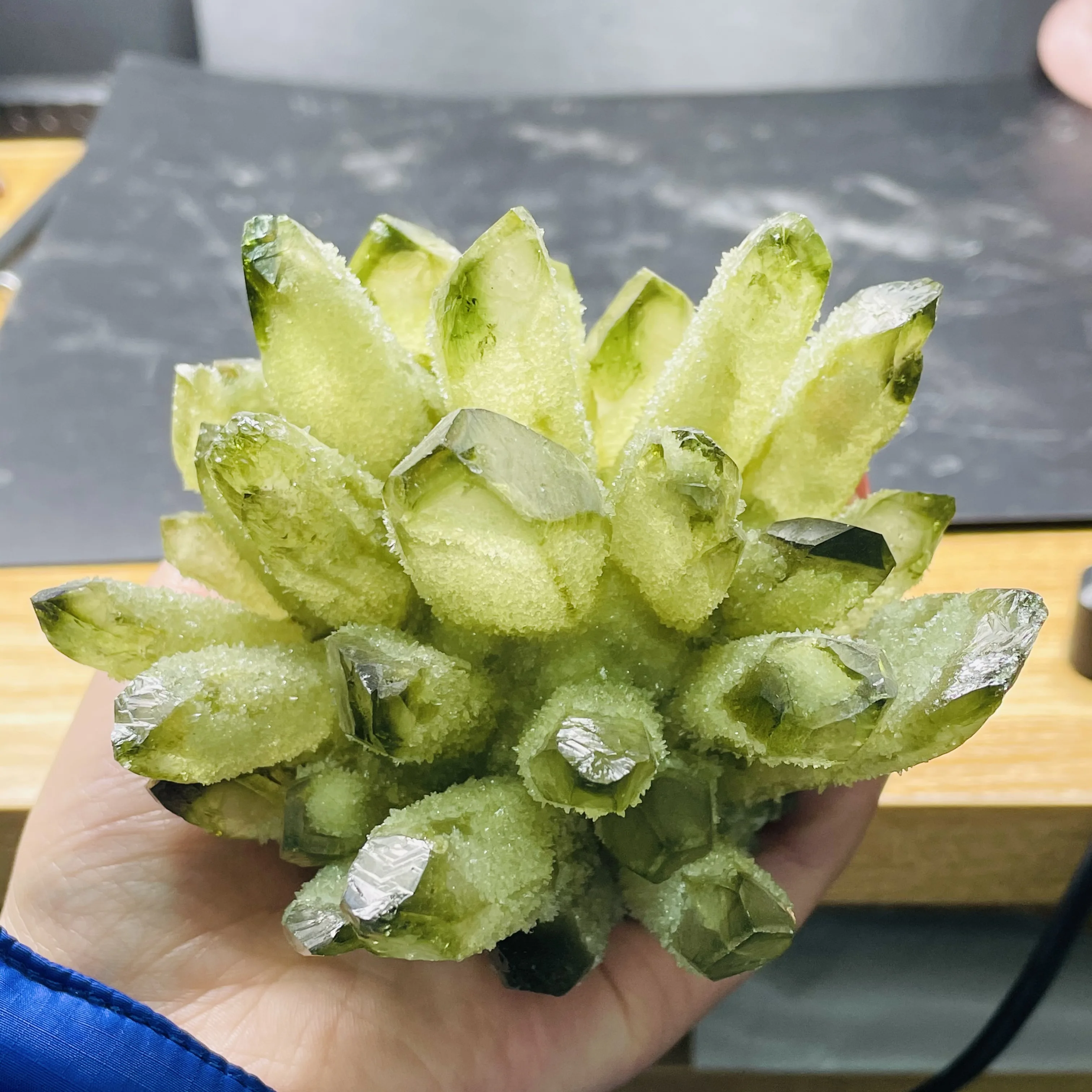 

Природный зеленый призрак, Хрустальный кварцевый кластер, фотоэлемент, отличное решение для медитации, позитивное исцеление, украшение для дома, чакра рейки