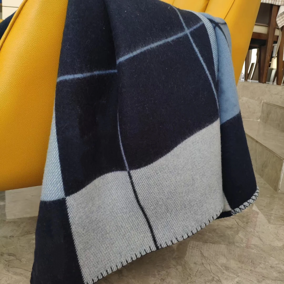 European and American nobles luxury thickening H blanket 1550 g Blue H shawl scarf thick air conditioning sofa aircraft blanket