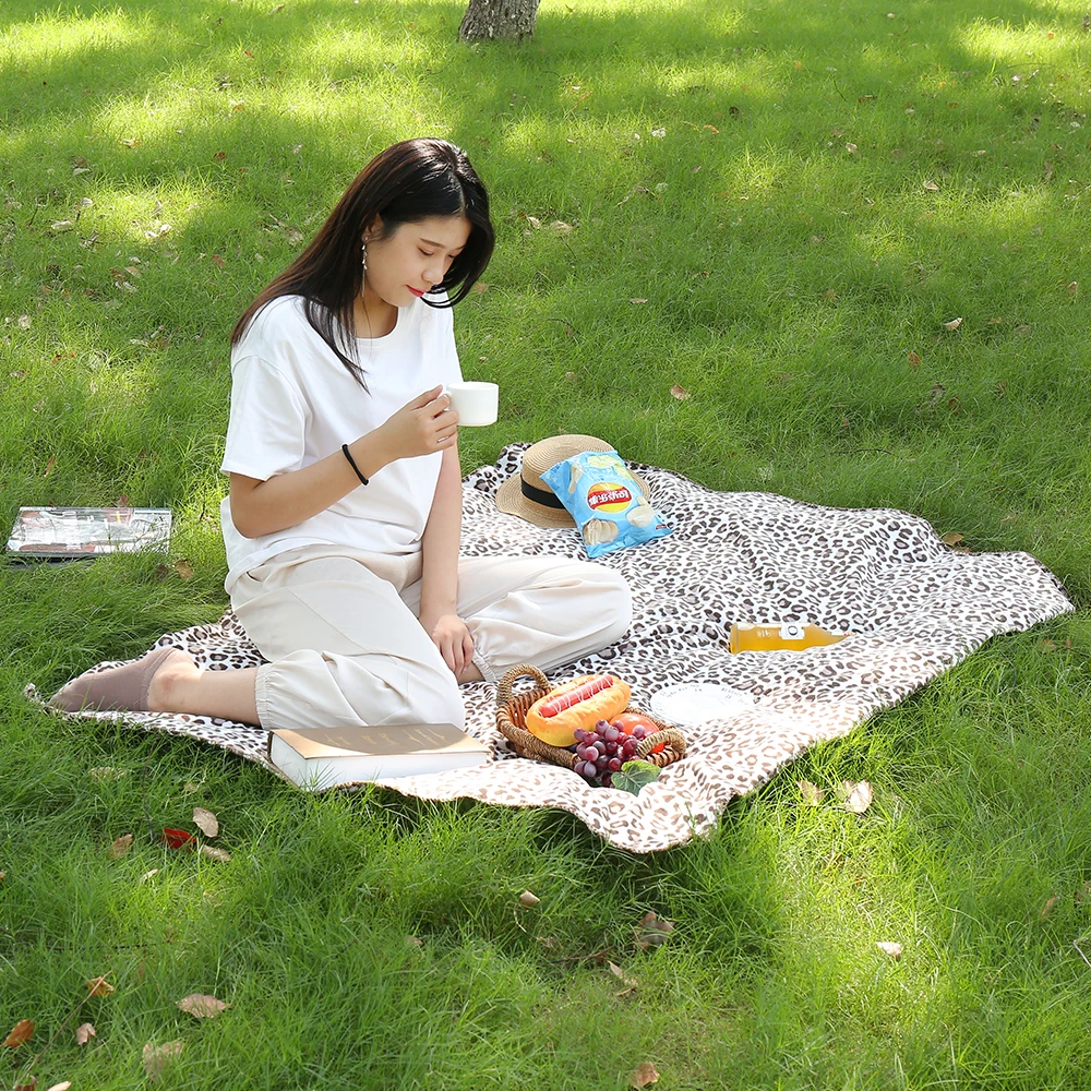 

Blancstar Blanket Outdoor Camping Weighted Leopard Portable Picnic Mat Throw Blanket PB007
