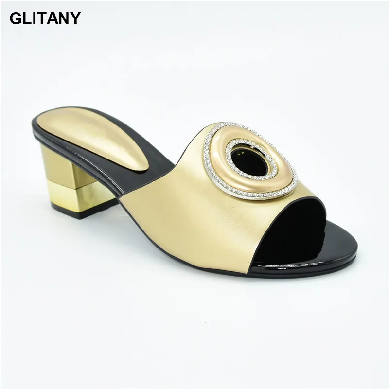 

Новое поступление; Босоножки в итальянском стиле; Женские шлепанцы в африканском стиле; Итальянские осенние шлепанцы на высоком каблуке для свадьбы; Пикантные женские туфли на высоком каблуке