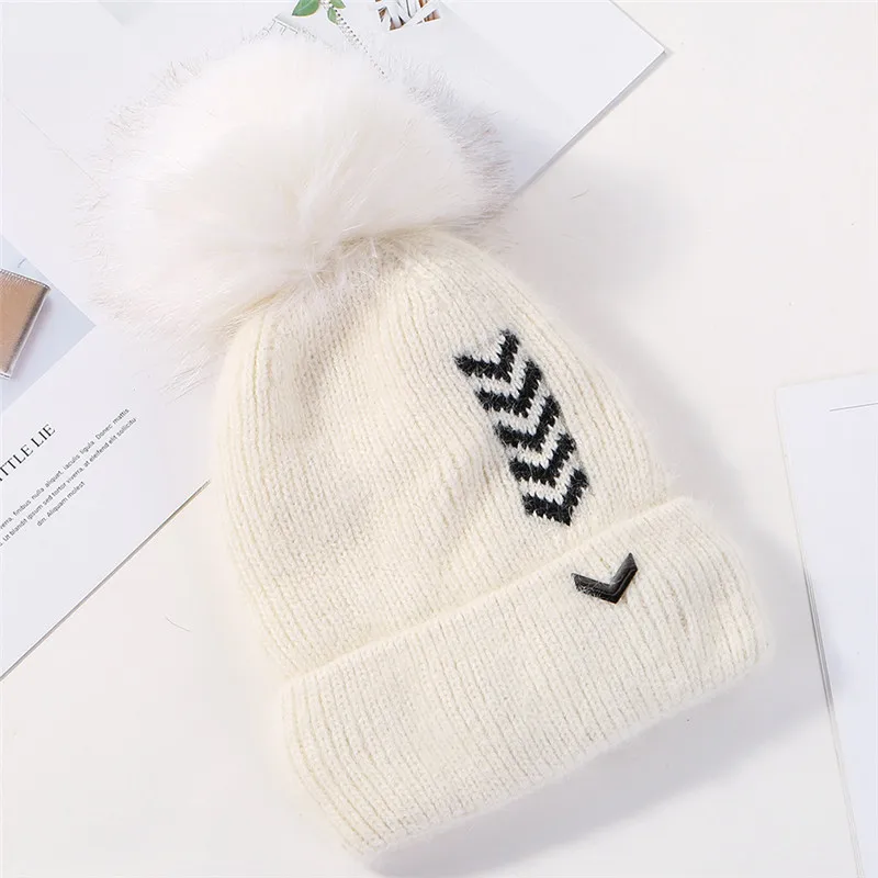 JIUCE025 новые зимние толстые вязанные шапочки Skullies теплые помпоны вышивка металлический логотип вязаные шапочки Кепка