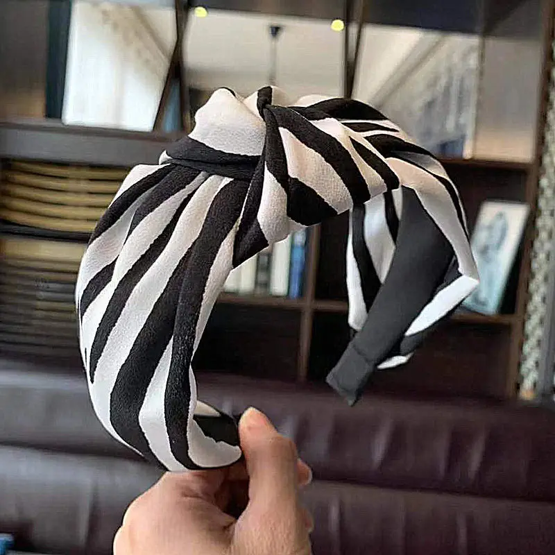 

2020 New Simple Cloth Hairband Classic vintage Plaid for Woman girls Hairband Middle Knotted Headband Hairband Hairpin Headdress