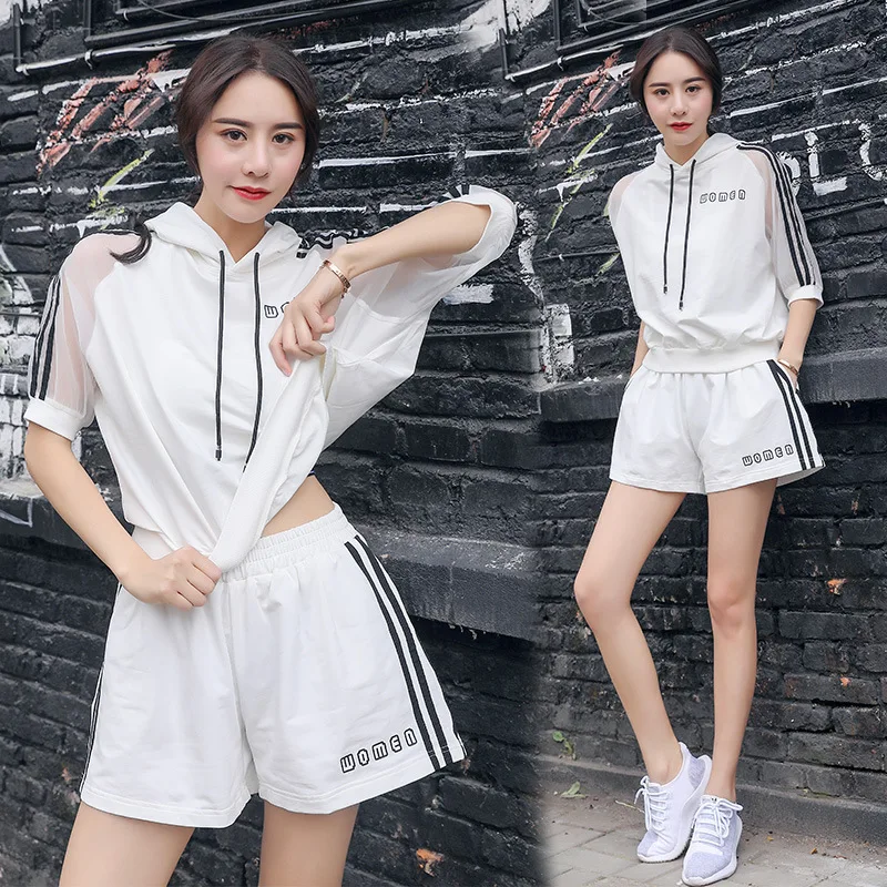 

The new hooded running and leisure three-piece suit with loose spliced mesh lady clothing is slim and has short legs