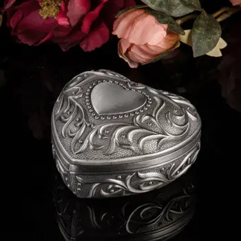 

Heart-shaped Zinc Alloy Jewelry Box Vintage Mini Treasure Chest Tiny Trinket Case with Floral Engraved Photography Props