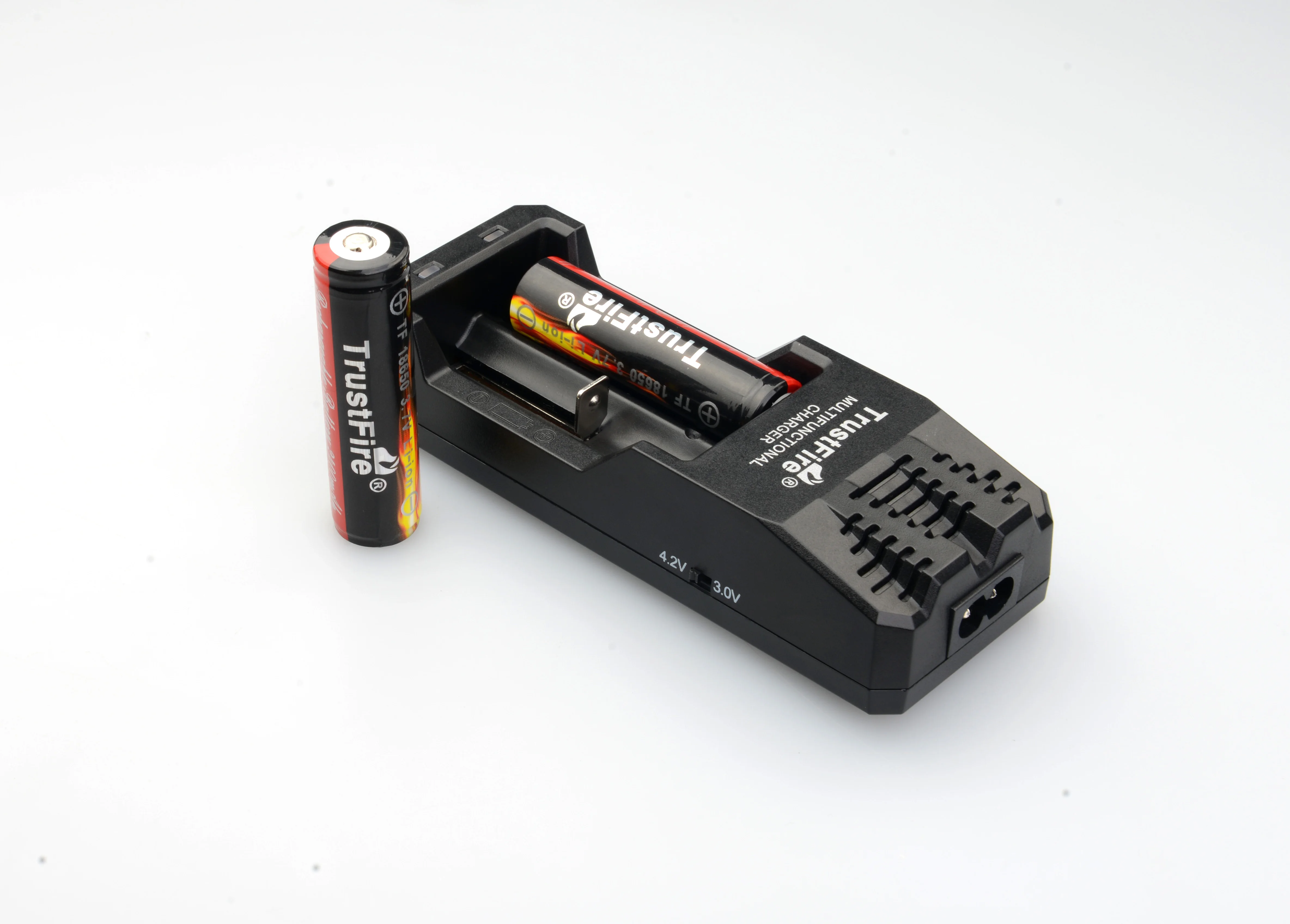 

TrustFire TR-015 Li-ion Battery Charger + 2PCS TrustFire Protected 18650 3.7V 2400mAh Lithium Rechargeable Batteries with PCB