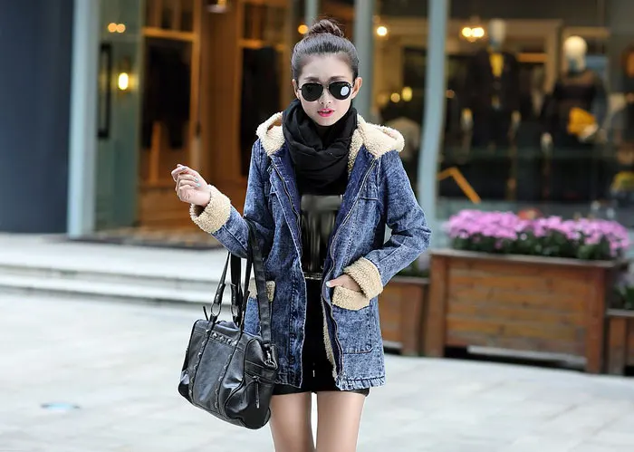 Теплая зимняя джинсовая куртка для женщин Новинка Женская куртка с капюшоном модные повседневные куртки для девочек Теплые джинсы пальто женские базовые Топы