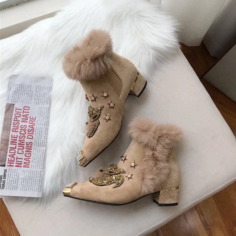 Стразы классические ботинки Для женщин Меховая зимняя обувь с украшением в виде кристаллов на заклепках "Лиса"; острый носок; женские стильные модные меховые ботинки «Челси»