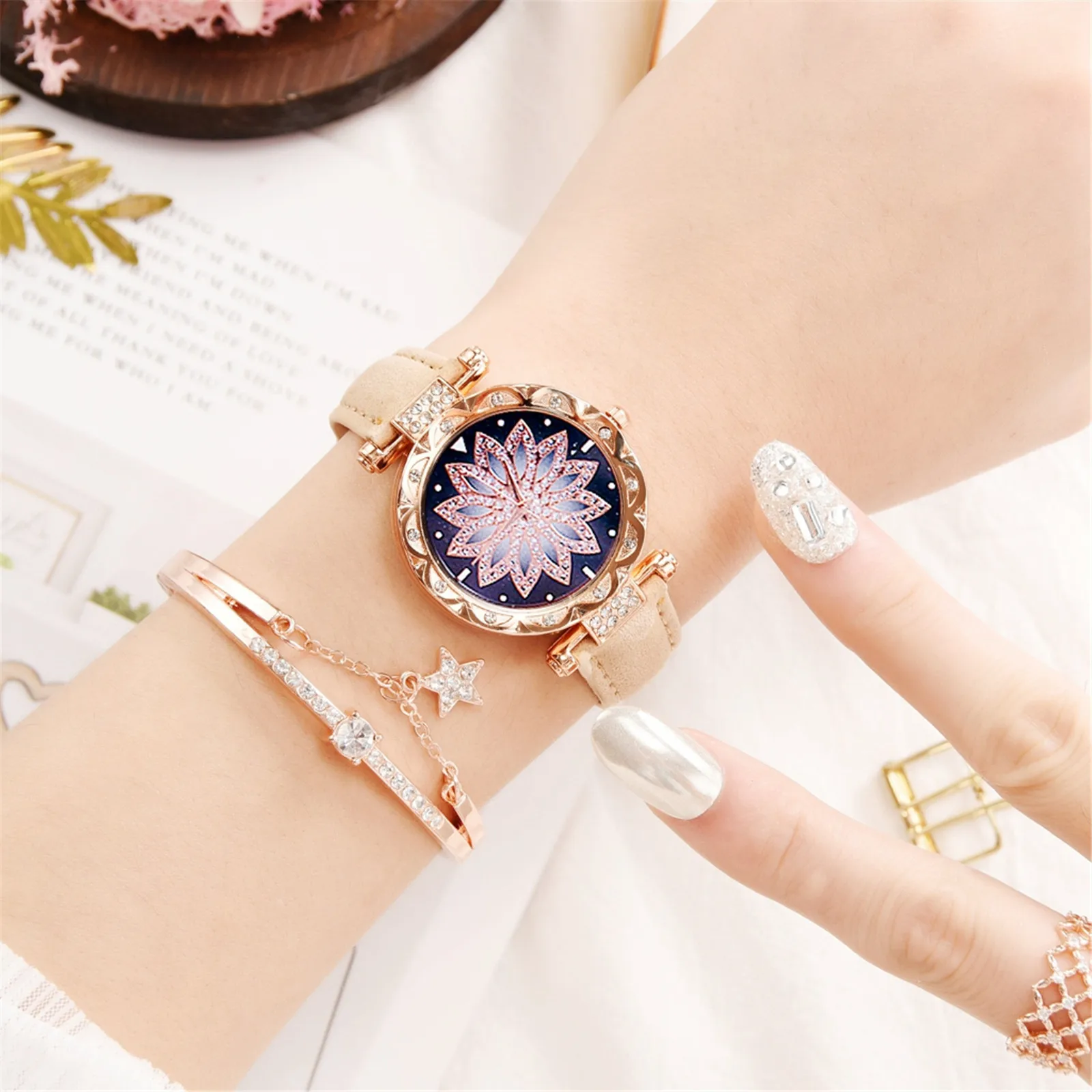 Reloj de pulsera de estrella con estampado de hojas para mujer, elegante reloj de cuarzo, relojes para regalo, banda de cuero, moda 2021