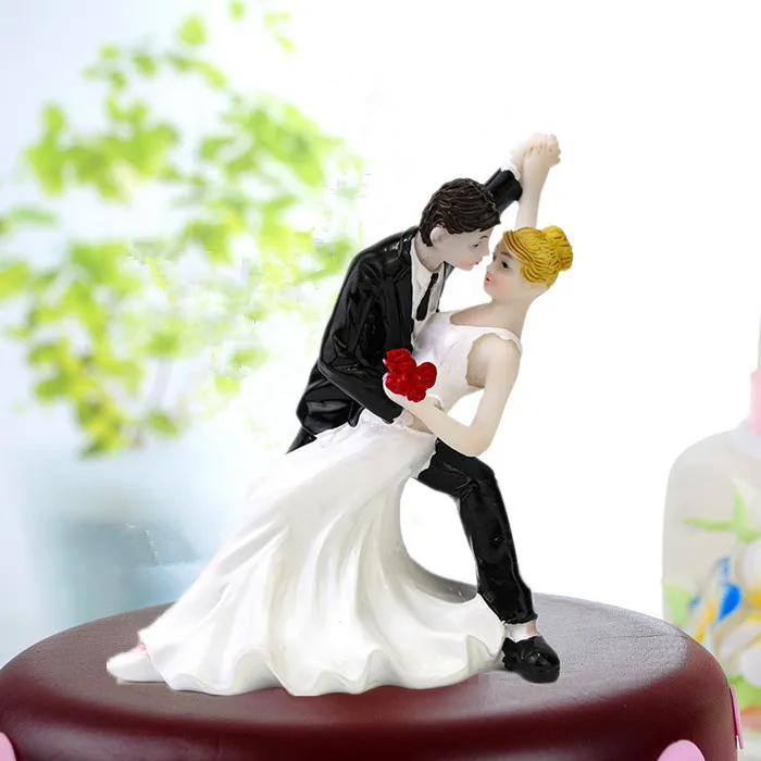 

Wedding Decoration Couple Figure Cartoon Statue Wedding Decor Bride Groom Cake Topper Home Decoration Accessories Gift Box