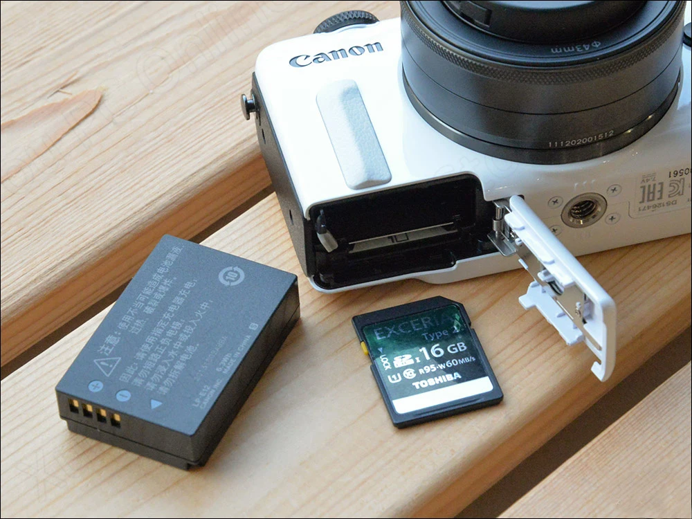 Бывшая в употреблении компактная цифровая беззеркальная камера CANON EOS M2 18 Мп Wi Fi