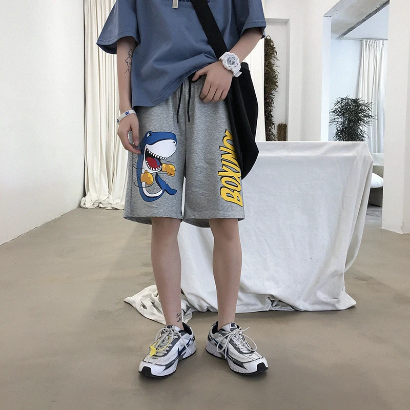 Красивые Летние популярные удобные популярные модели в Корейском стиле для колледжа; мужские повседневные хлопковые шорты с надписями и героями мультфильмов
