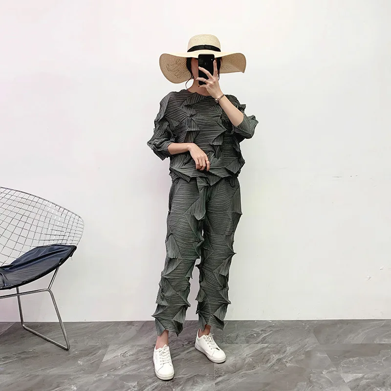 

Plus Size Pant Suits Autumn 2019 NEW Elastic Loose Miyake Pleated Solid Color Round Neck T Shirt Top + Straight Pants 2 PCS Set