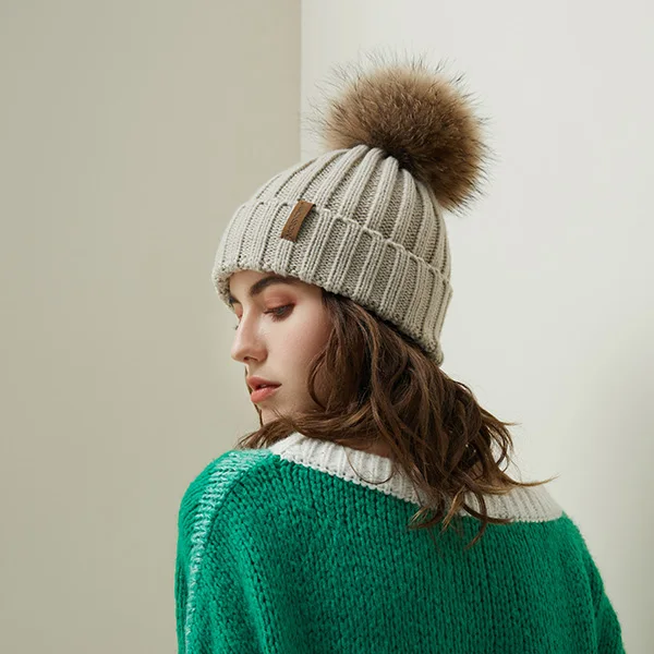 Бежевый Pom Poms Beanies, зимняя шапка для женщин, Вязаная хлопковая Толстая шапка с натуральным мехом енота, новинка, модная теплая шапка - Цвет: Бежевый