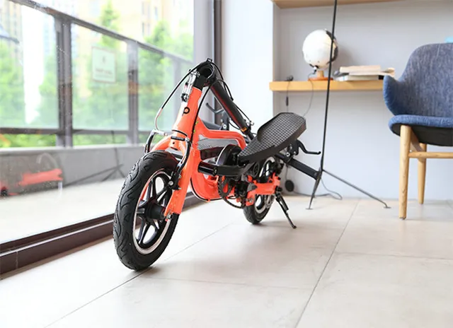 ペダルが付いている折るアルミ合金のスクーター