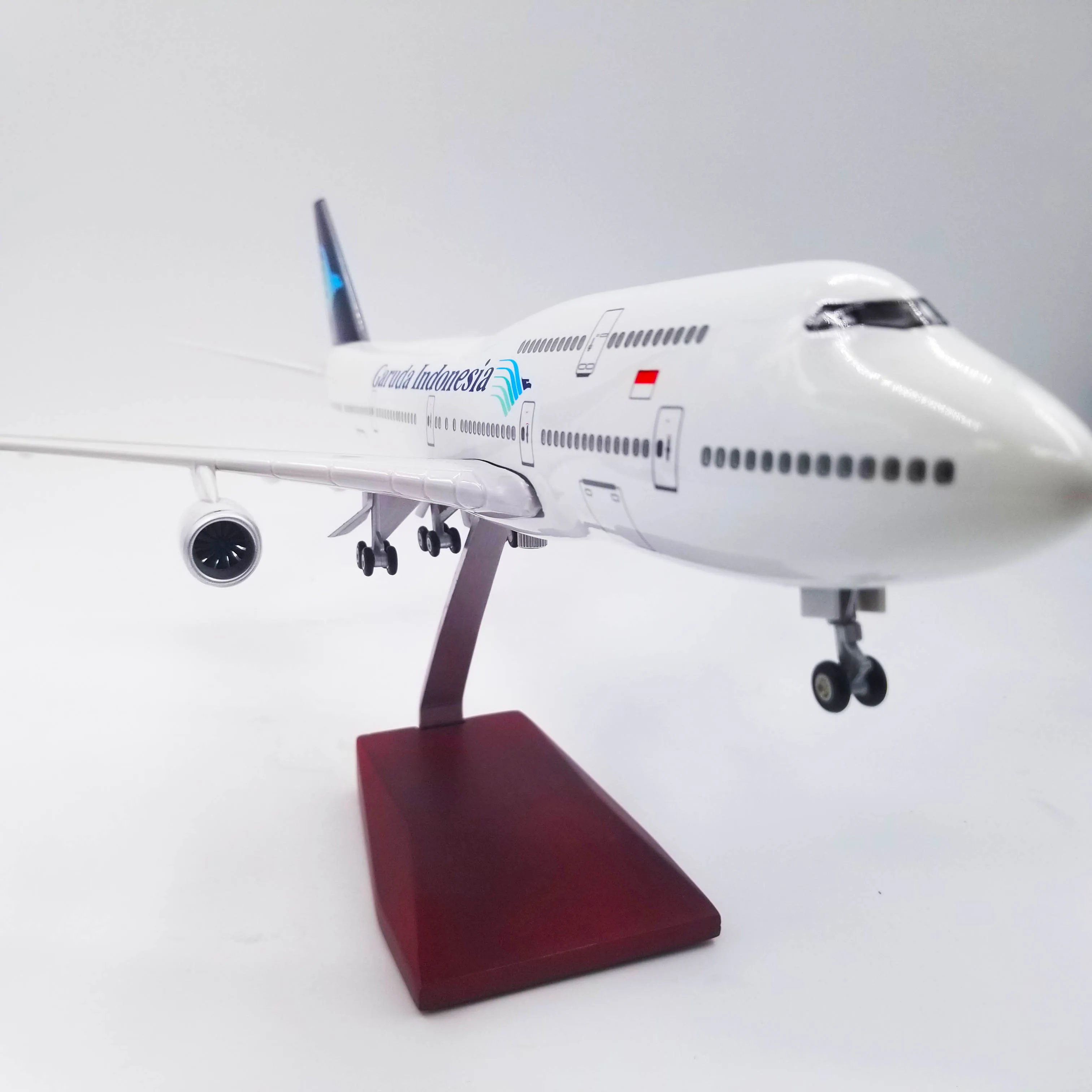 1/150 масштаб 47 см самолет Boeing B747 с светильник и колесами Garuda Indonesia модель игрушки модель самолета из полимерного пластика