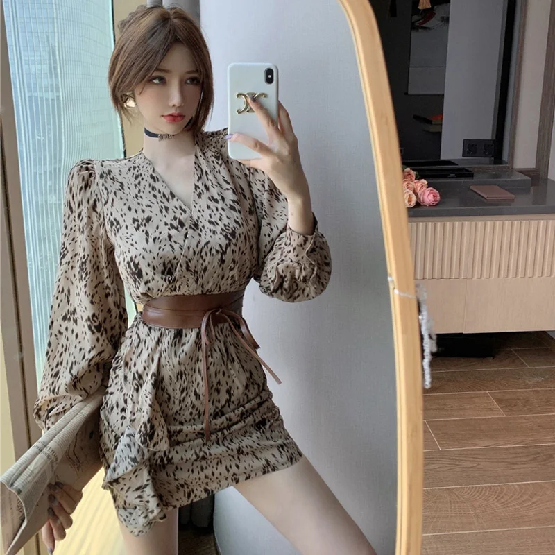 Элегантное леопардовое платье леопардовой расцветки с V-образным вырезом и