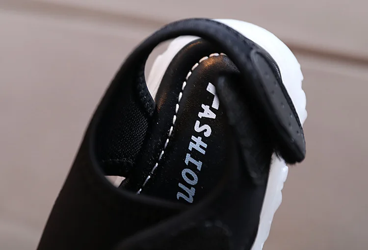 LED босоножки Girls Sandals 2021 New Summer Boys Beach Shoes Children Baby Cruella Non-slip Popular Breathable and Refreshing