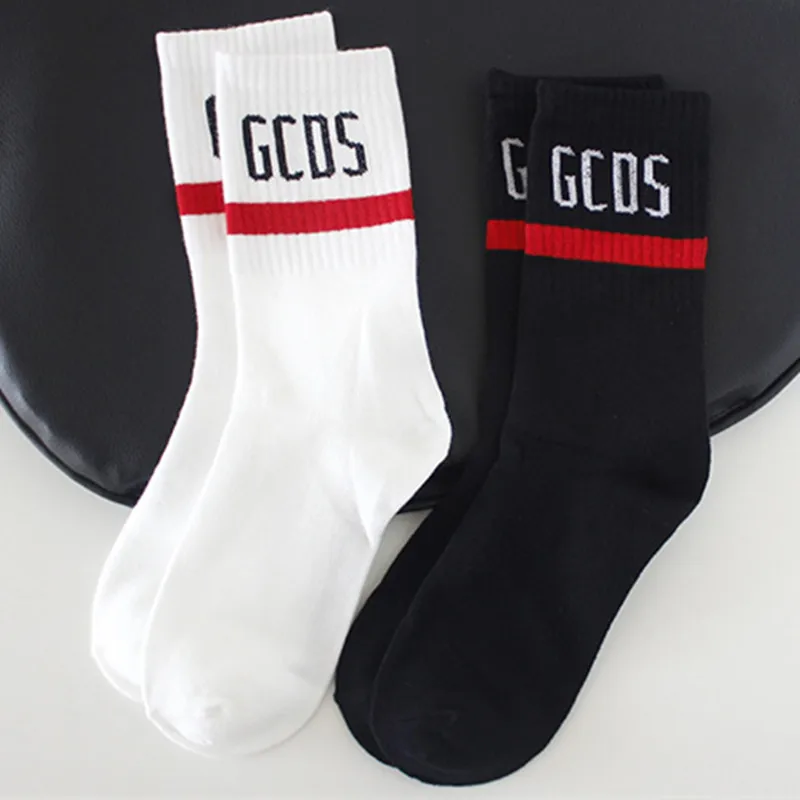 

High quality black and white two bars couple alphabet socks simple personality street socks Harajuku sports style fashion hot