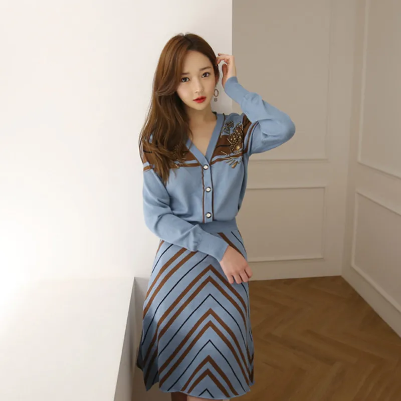 BLLOCUE, корейский женский осенний зимний вязаный комплект из двух предметов, модный кардиган с v-образным вырезом и бисером+ Комбинированная юбка в полоску