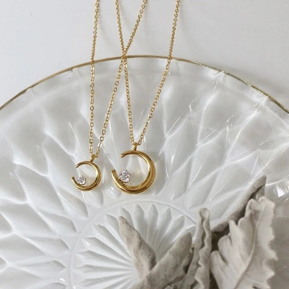 Fashion Personality Moon Women Necklace Stainless Steel Zircon Gold Crescent Pendant Necklaces Minimalist Elegant Necklace Gift