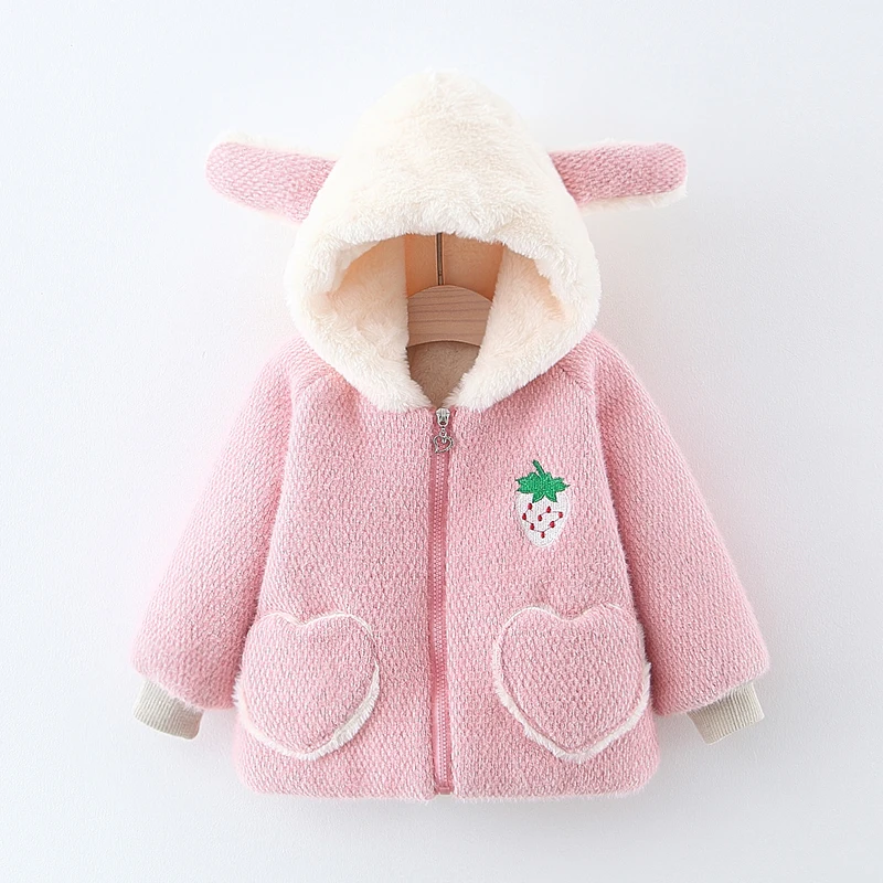 Зимнее плотное теплое Фланелевое пальто с мехом для маленьких девочек верхняя одежда с капюшоном и вышивкой клубники для малышей куртка для маленьких девочек