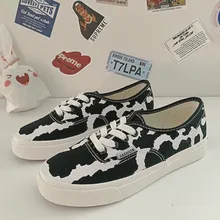 Женская обувь; обувь для девочек с молочным узором; черные и белые кроссовки; женская обувь на плоской подошве со шнуровкой; Вулканизированная обувь; Новинка года; прогулочная обувь; J1-100