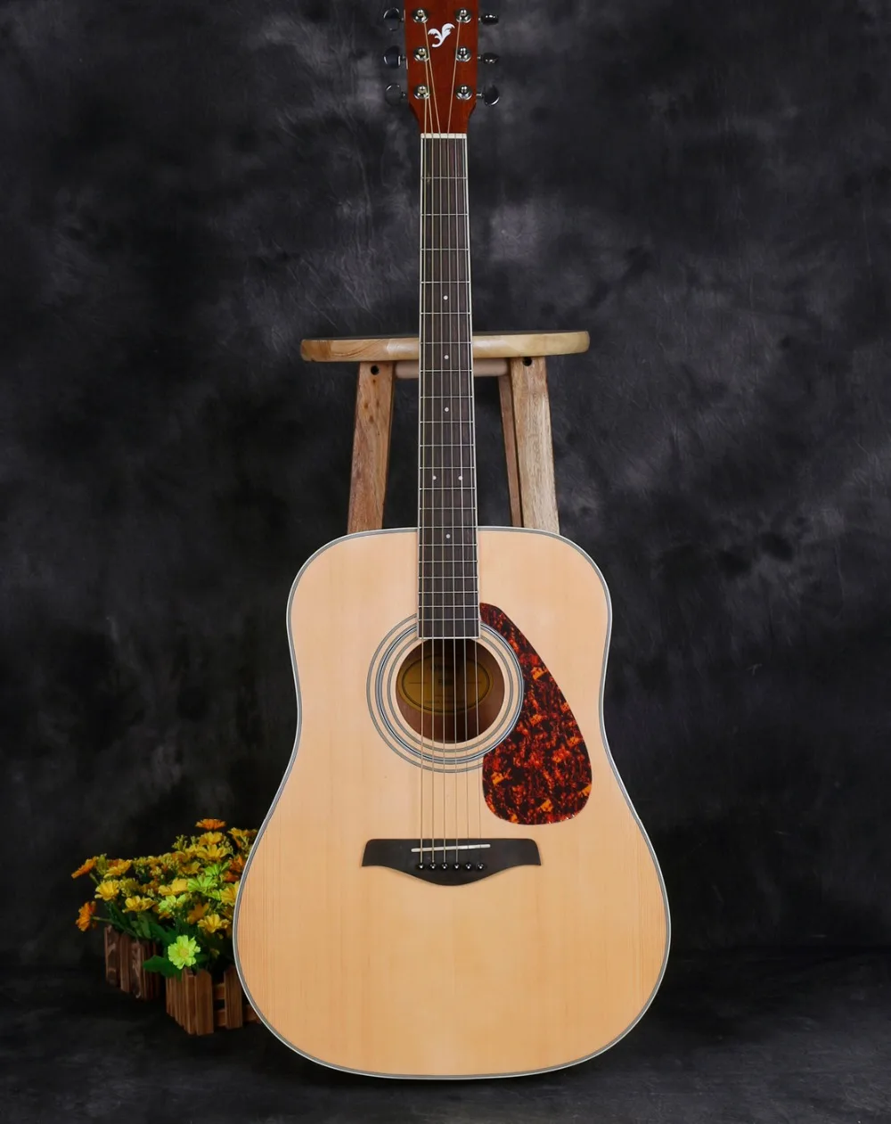 

FG600 YAMAH Acoustic guitar spruce top mahogany back and side