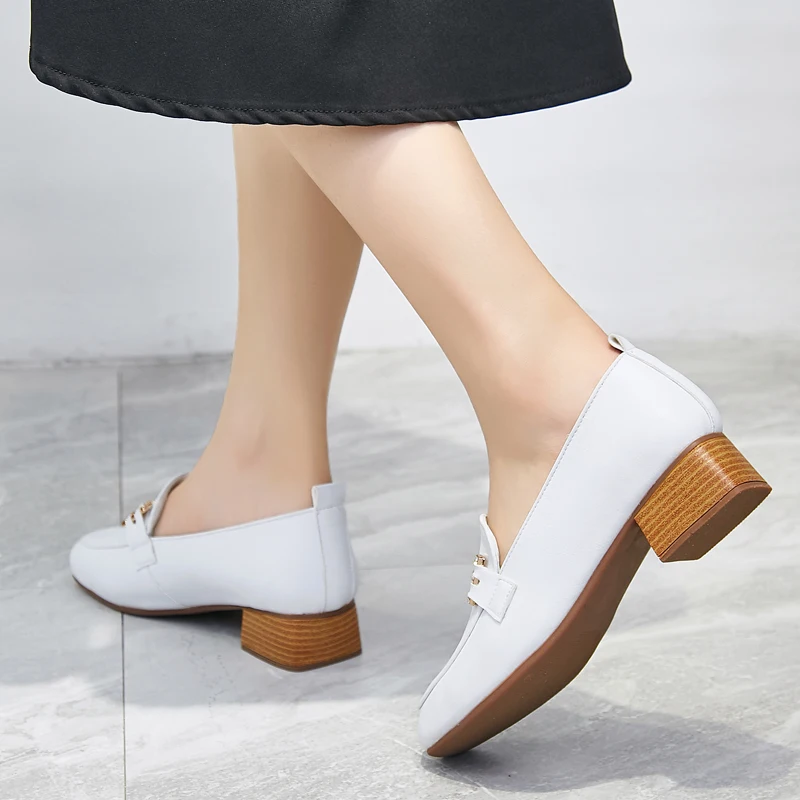O16U/модные женские туфли без задника; лоферы из натуральной кожи без застежки на плоской подошве; женская обувь на плоской подошве; белые модельные туфли; Весенняя однотонная обувь на каблуке