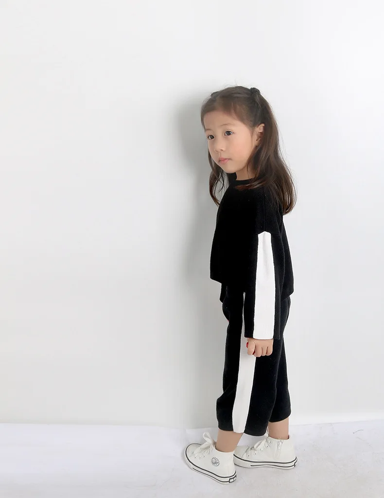 Новинка года; стильный вязаный комплект для девочек; цвет черный, белый; средний и маленький; свитер в полоску в Корейском стиле; INS Fashion-детская одежда