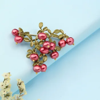 

Creative Enamel Cranberry Leaf Badges Brooches for Women Vintage Freshwater Pearl Metal Plant Brooch Pin Corsage on Collar XZ006