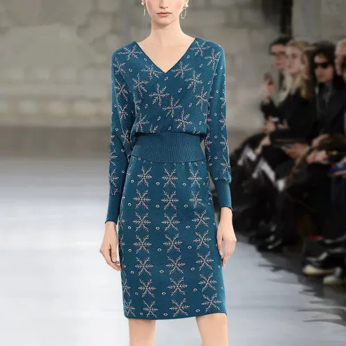 

2019 Autumn Winter New Women's Blue And Black Skirt Suit Snowflake Top + Cross V-neck Autumn Winter Two-piece Suit Dr747