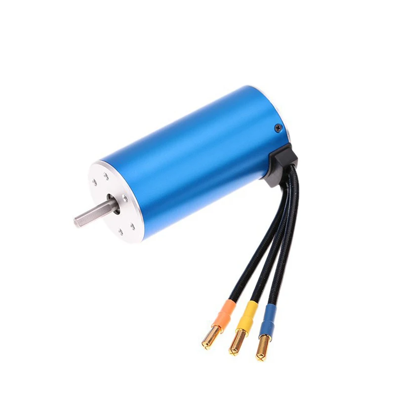 Gros plan sur le moteur brushless 3674 2250KV, montrant son bobinage et son axe fileté.