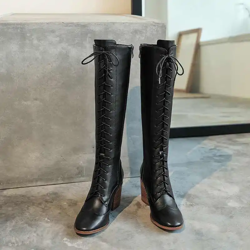 Lenkisen/модные ботинки из коровьей кожи на шнуровке в британском стиле однотонные зимние женские сапоги до бедра на высоком каблуке с круглым носком; L52 - Цвет: Черный