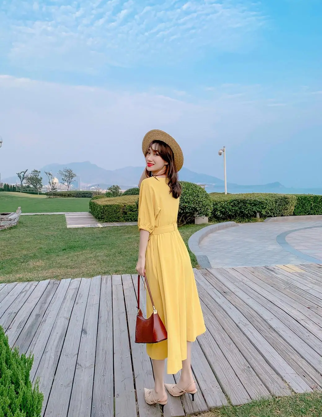 

GuLiNa star l in same yellow v-neck dress show thin waist temperament of French skirt restoring ancient ways