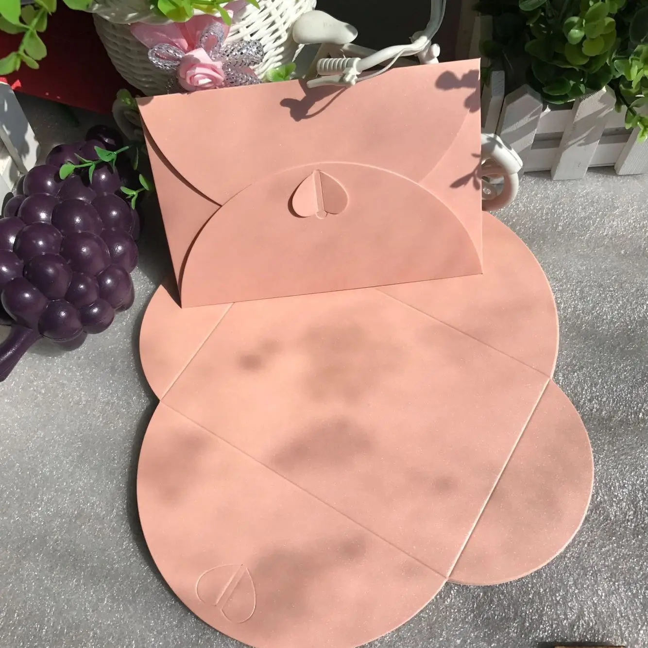 Конверт из крафтовой бумаги bigPaper в классическом белом и черном цвете конверт с