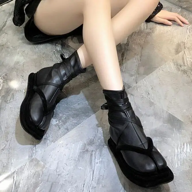 Г. Женские ботинки до середины икры черного цвета с раздельным носком в европейском стиле женские ботинки на плоской подошве со шнуровкой и толстой подошвой